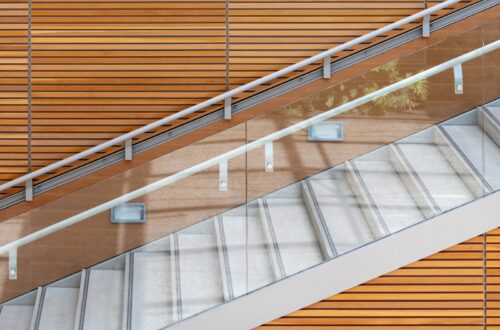Jakie są zalety szklanych schodów w domu i biurze?