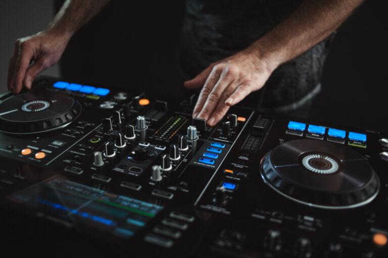 Jak wybrać dobrego DJ-a na urodziny? Czym się kierować?